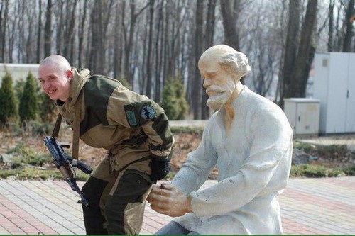 Донецкий «ополченец» надругался над статуями в детском парке (фото)