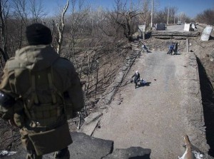 «ЛНР» предлагает отвести танки для восстановления моста в Станице Луганской