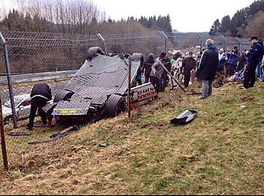 В Германии на гонках автомобиль вылетел в толпу, есть жертвы