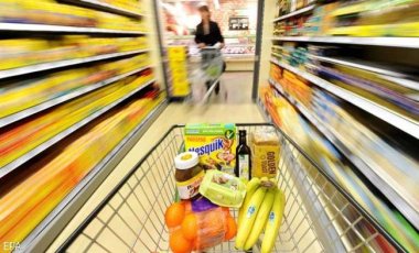Больше половины россиян стали экономить на продуктах