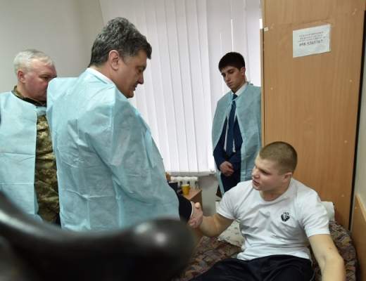 Порошенко вручил именные часы 9 раненым украинских военнослужащим