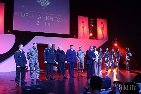 «Армия и народ едины», - николаевским десантникам торжественно вручили звание «Человек года 2014»