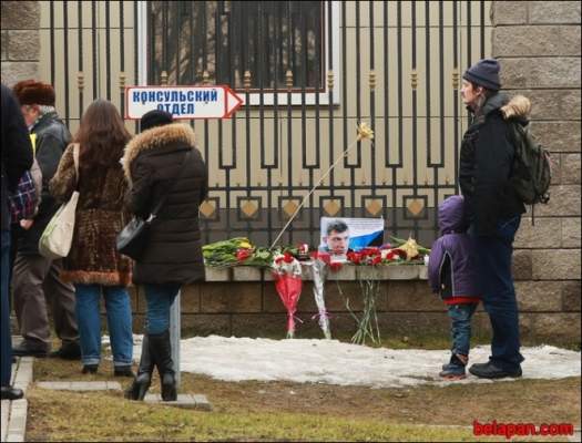 Охрана посольства РФ в Минске вызвала ОМОН против возлагавших цветы людей