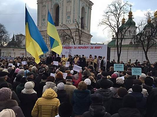 В Киеве несколько тысяч людей помолились за летчицу Савченко, призвав ее не голодать