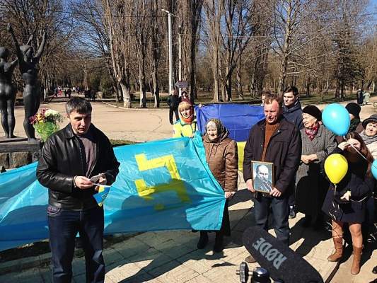 В Крыму около 30 активистов вышли почтить память Тараса Шевченко – полиция задержала организатора акции