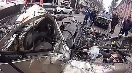В центре Донецка бронетехника террористов на ходу раздавила легковушку, есть пострадавшие