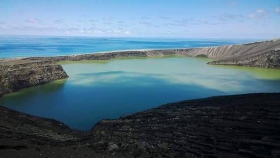 Человек впервые побывал на острове, «рожденном» вулканом два месяца назад