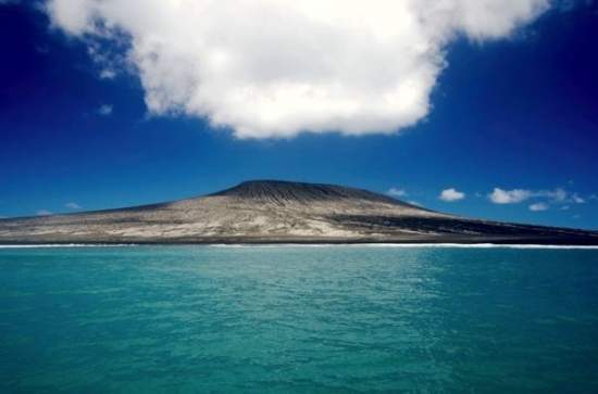 Человек впервые побывал на острове, «рожденном» вулканом два месяца назад