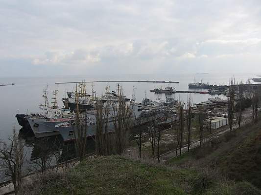 Выведенные из аннексированного Крыма корабли год теснятся в порту Очакова, государство не хочет развивать флот