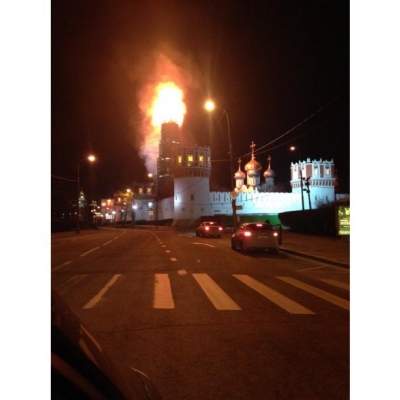 В центре Москвы горит колокольня Новодевичьего монастыря (фото)