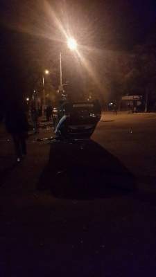 ​В Константиновке протестующие перевернули машину ГАИ и вновь зажгли шины (фото)