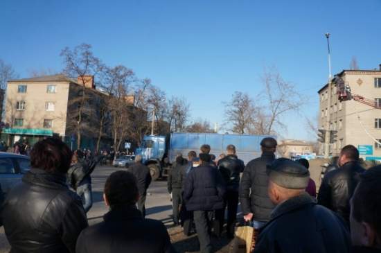 ​Жители Константиновки взбунтовались после того, как БМД переехал 8-летнюю девочку (фото)