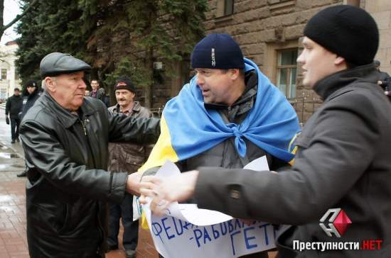 У николаевской мэрии «столкнулись» коммунисты и проукраинские активисты, спекулируя на темах тарифов, «Маяка» и «фашистов»