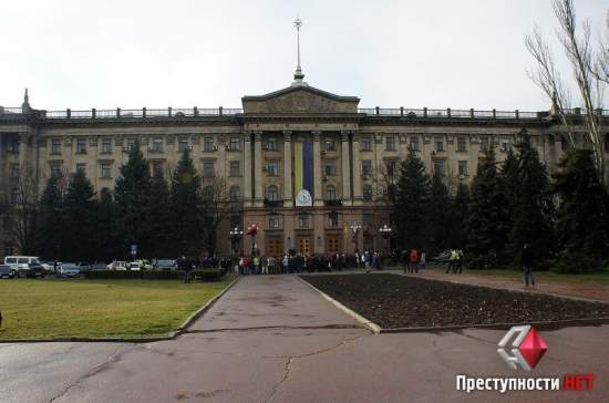 У николаевской мэрии «столкнулись» коммунисты и проукраинские активисты, спекулируя на темах тарифов, «Маяка» и «фашистов»