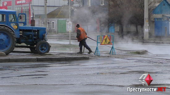 В Николаеве коммунальщики залили улицы кипятком из теплотрассы