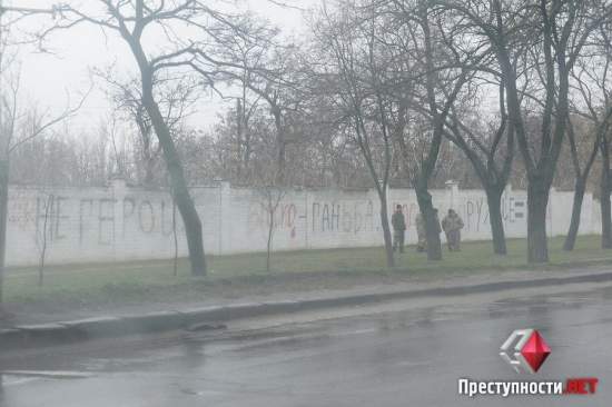 В Николаеве вандалы-сепаратисты разрисовали оскорбительными надписями забор воинской части 79-й бригады