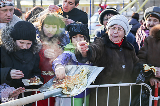 «Совок не задушишь», - в России людей на праздновании масленицы кормили блинами с лопат