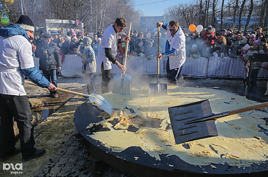 «Совок не задушишь», - в России людей на праздновании масленицы кормили блинами с лопат