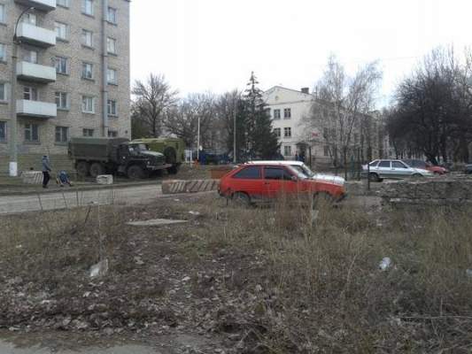 Фотофакт: боевики превратили Жовтневый райисполком в «военную комендатуру» Луганска