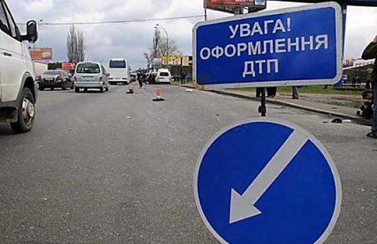 На Николаевщине водитель мопеда на скорости врезался в автобус и погиб
