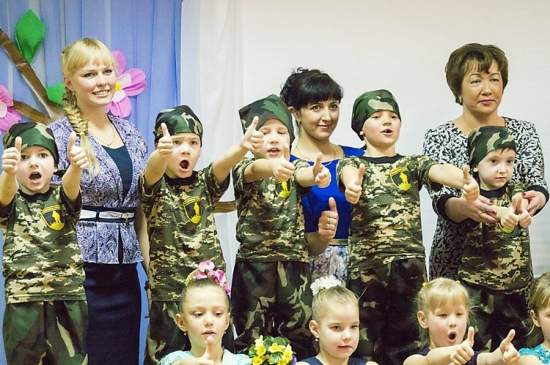 В Симферополе воспитанников детского сада на утреннике одели в военную форму с нашивкой «Вежливые люди»