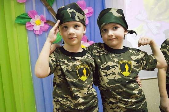 В Симферополе воспитанников детского сада на утреннике одели в военную форму с нашивкой «Вежливые люди»