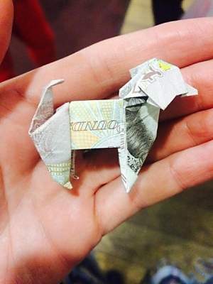 В Лондоне страховая компания затеяла флешмоб, раскидав по улицам около 500 оригами-собак из 10-фунтовых купюр