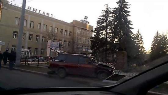 В Донецке джип боевиков протаранил легковушку, есть жертвы: фото