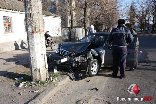 В Николаеве «Geely», пытаясь обогнать автомобиль, на скорости врезался в столб