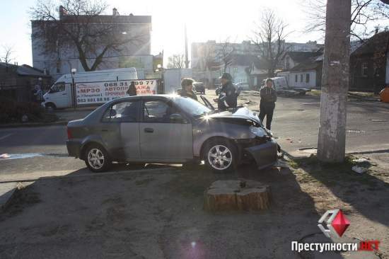 В Николаеве «Geely», пытаясь обогнать автомобиль, на скорости врезался в столб