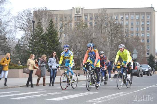 В Николаеве проходит чемпионат Украины по велоспорту – ради соревнований подлатали дороги