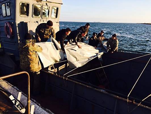 Николаевский благотворительный фонд оснастил боевой катер очаковских «морских котиков» специальным тентом