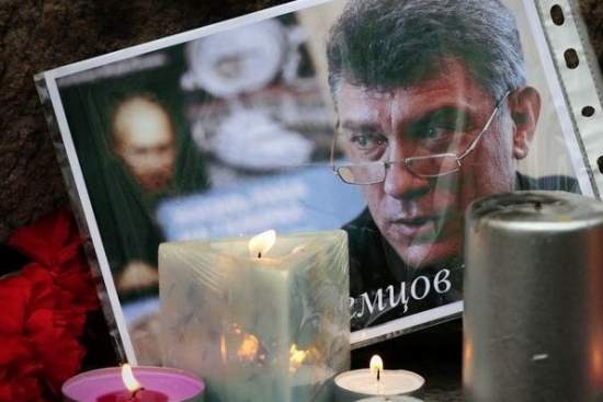 Место убийства Немцова в Москве очистили от цветов и фотографий