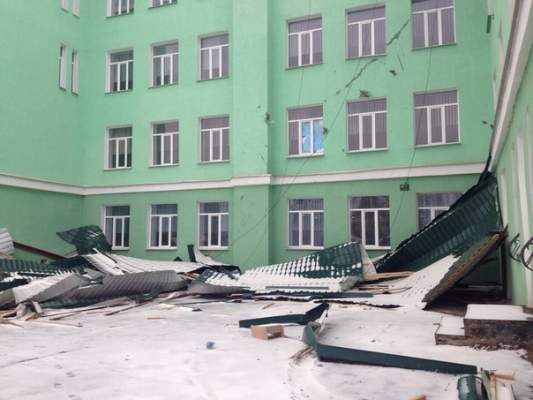 Фотофакт: ураган в Луганске сорвал крышу со школы №25