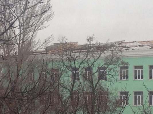 Фотофакт: ураган в Луганске сорвал крышу со школы №25