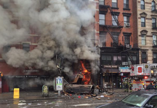 Спасатели ищут двух человек, пропавших без вести при обрушении зданий в Нью-Йорке