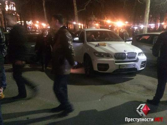 В Одессе в центре города произошло двойное убийство: мужчина зарезал директора гостиницы и его охранника