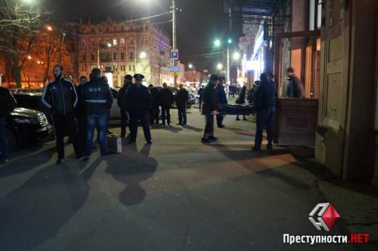 В Одессе в центре города произошло двойное убийство: мужчина зарезал директора гостиницы и его охранника
