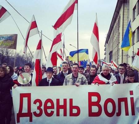 В Минске оппозиционеры танцевали под "Хто не скача, той маскаль" (фото)
