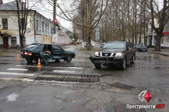 В Николаеве на перекрестке «Nissan» протаранил «девятку», грубо нарушившую правила ПДД