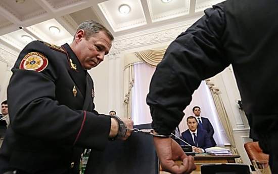 Суд освободил экс-заместителя главы ГСЧС из-под стражи и обсуждает новые меры пресечения