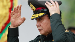 Премьер Таиланда просит отменить военное положение