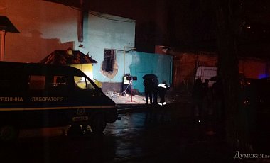 В Одессе у входа в одноэтажное здание произошел взрыв