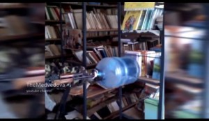 «Ополченцы» ради развлечения расстреляли школьную библиотеку (видео, полная версия) (18+, мат)