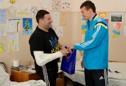 Футболисты сборной Украины встретились с ранеными бойцами АТО перед вылетом в Испанию