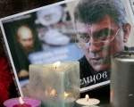 Власти Москвы: С места убийства Немцова коммунальщики убирают только завядшие цветы