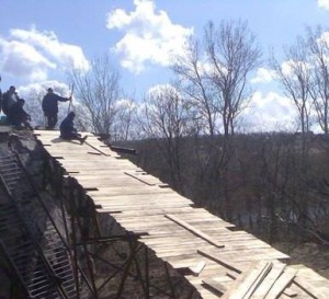 В Станице Луганской установили пешую переправу через взорванный мост (фото)