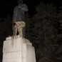 В Днепропетровске снесли памятник Ленину, накинув на шею петлю (ФОТО)