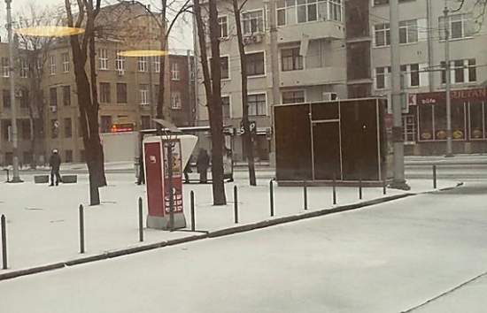 Непогода в Харькове: город засыпало снегом, сильный ветер срывал крыши и ломал деревья