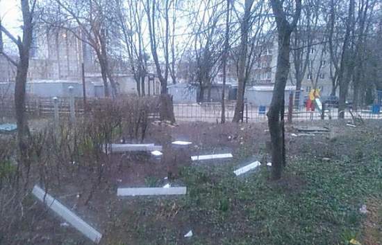 Непогода в Харькове: город засыпало снегом, сильный ветер срывал крыши и ломал деревья